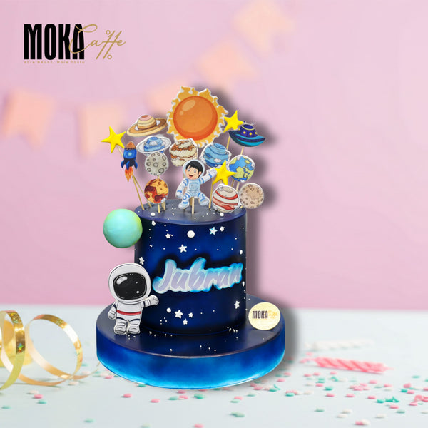 Space Astronaut & Planet Cake 1